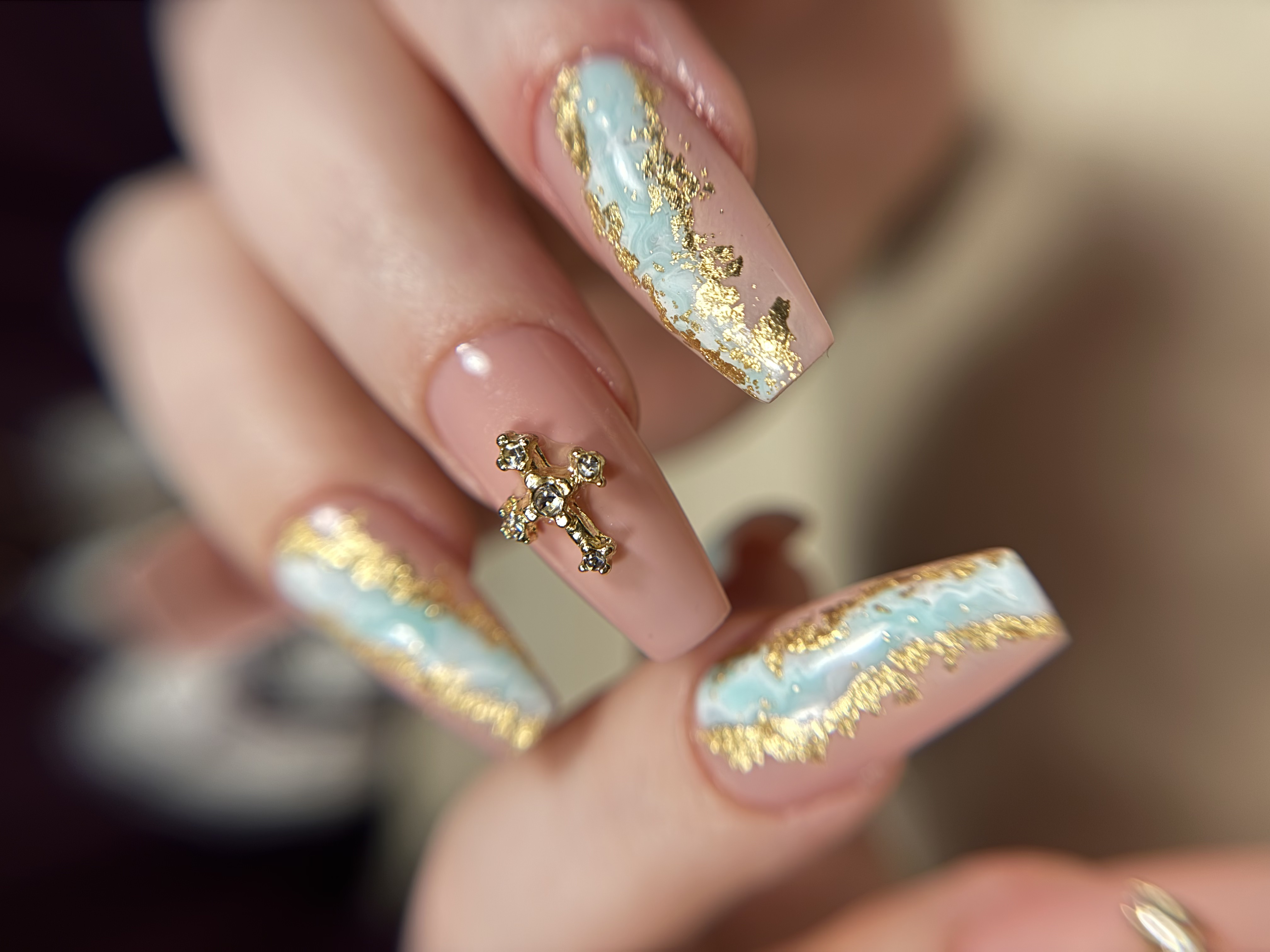 Ongles de mariée blanc et or à Labège, près de Toulouse