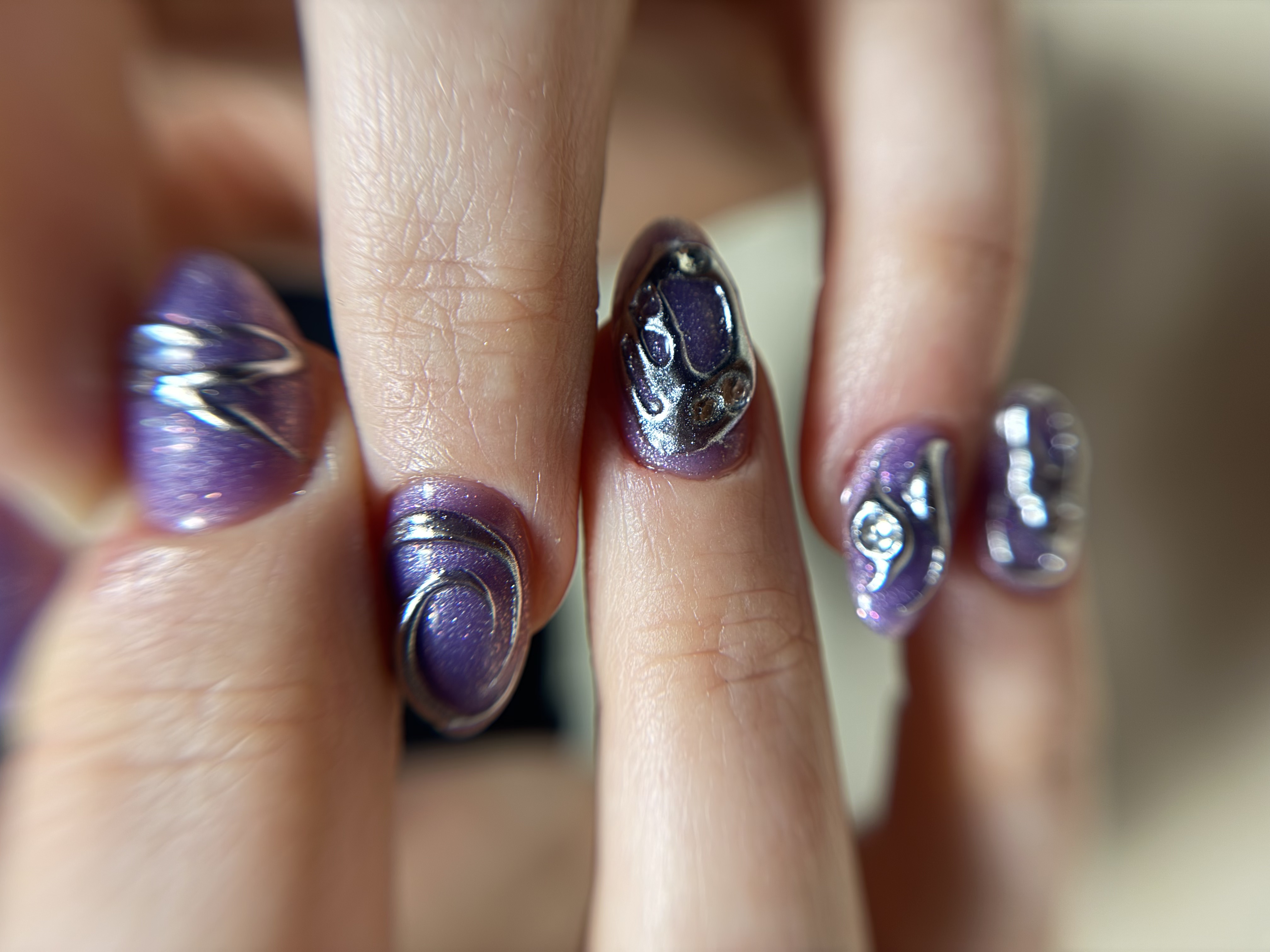 Choisir la forme et la couleur de ses ongles, nail art violet à Labège