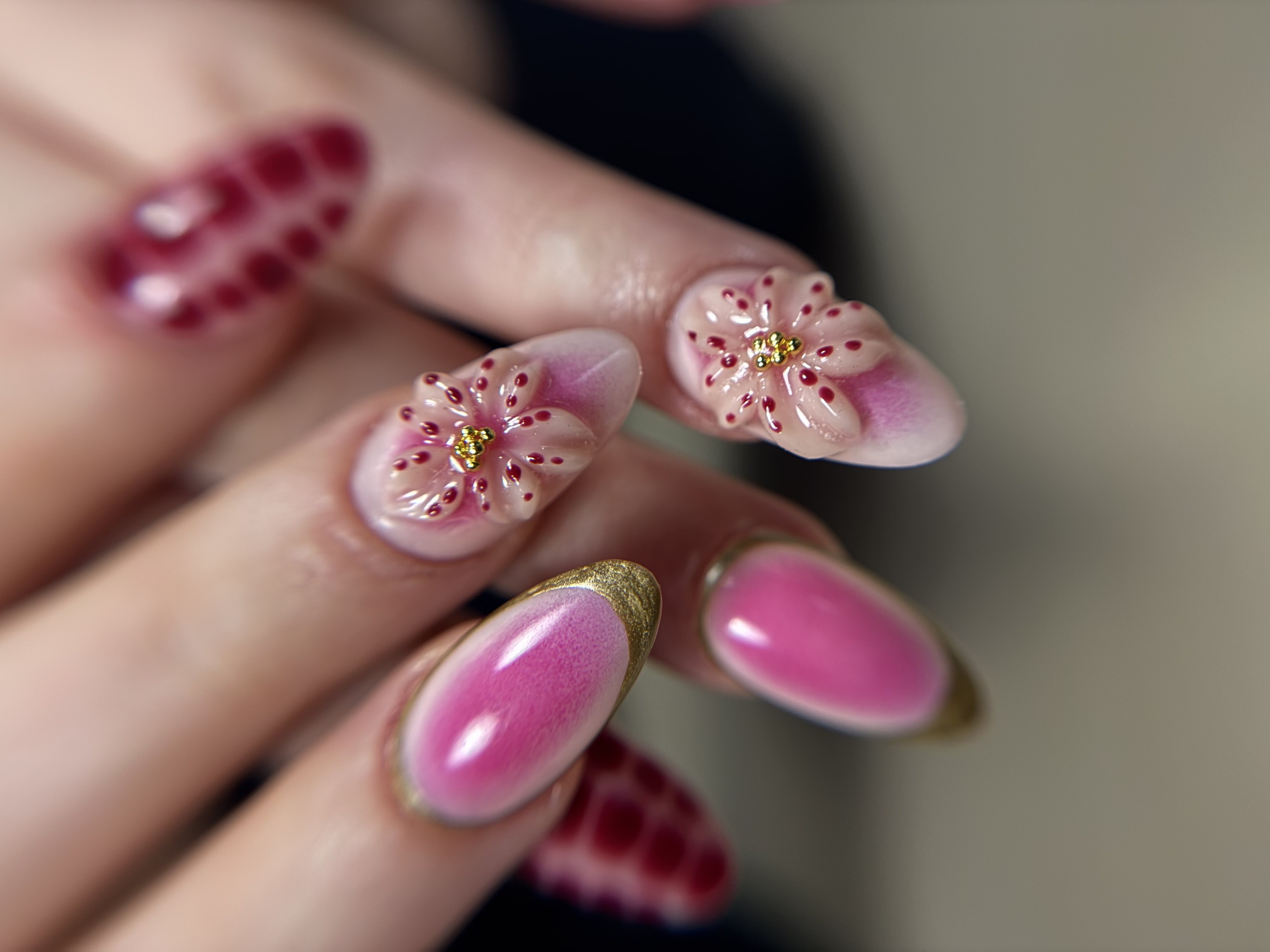 Nail art de mariée : fleurs en relief 3D, french doré et dégradé rosé, réalisé en studio à Labège