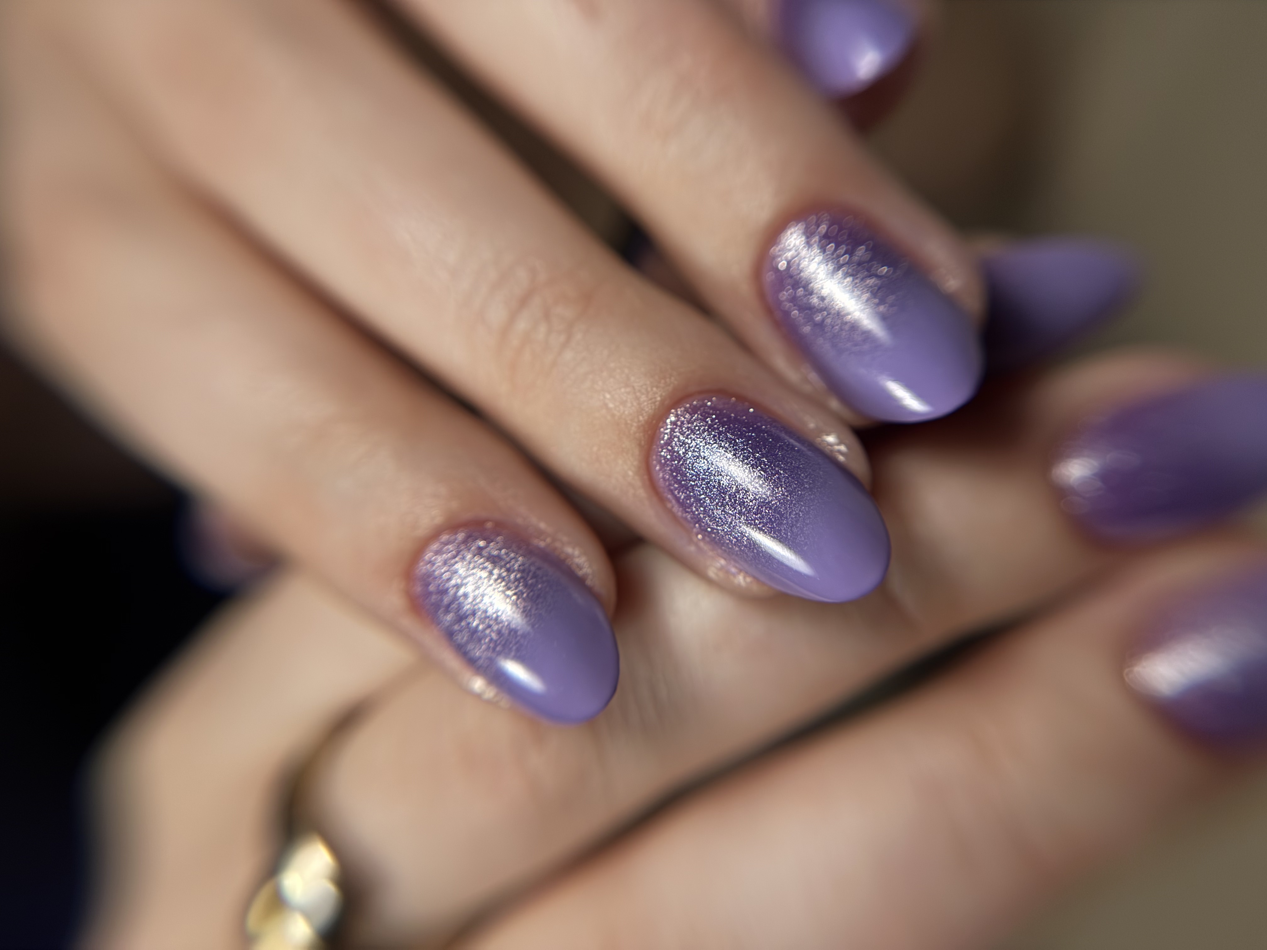 Renfort sur ongles naturels, manucure violet nacré à Labège