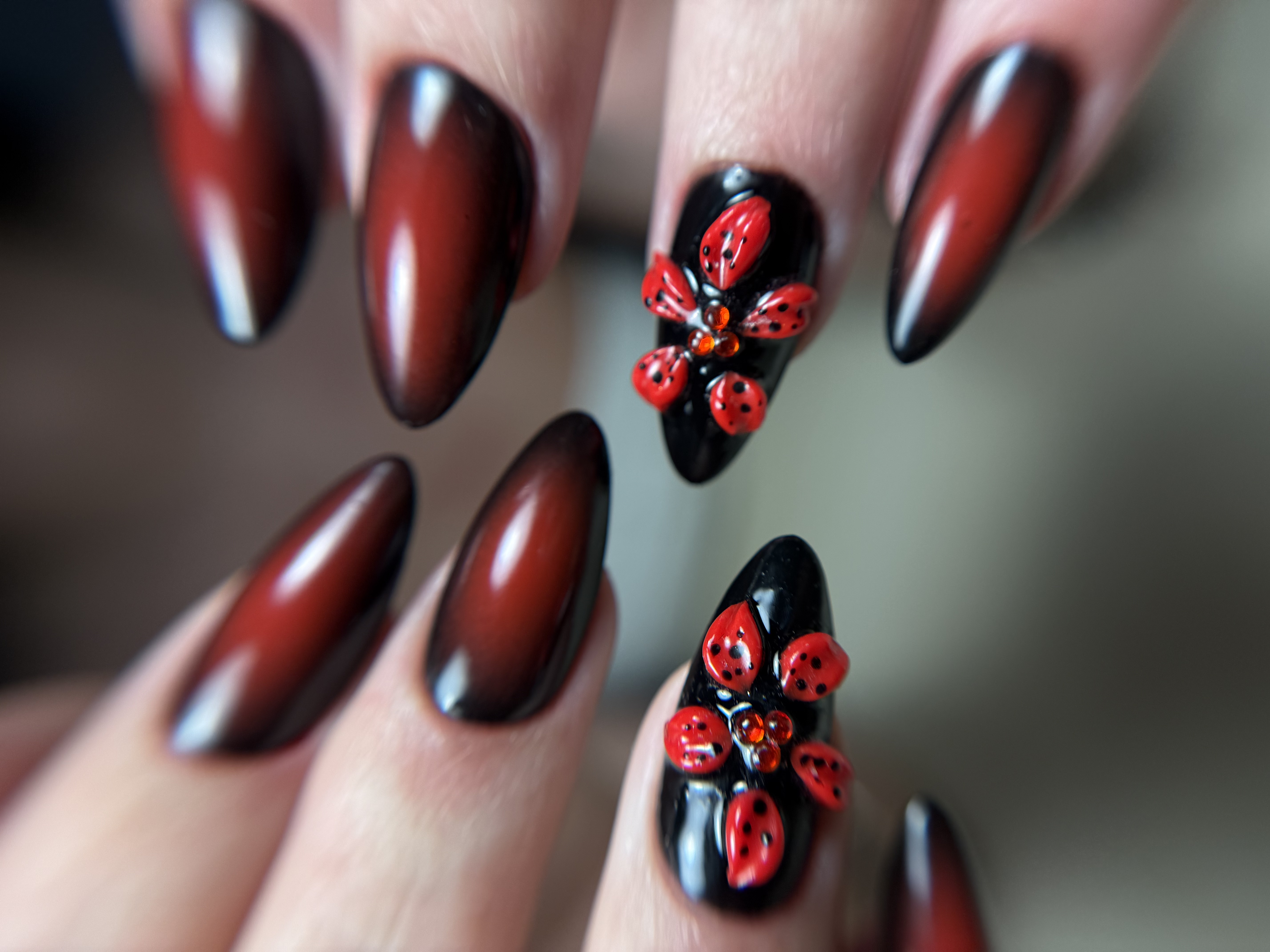Full nail art sur-mesure, œuvre signature YKAZY NAILS à Labège